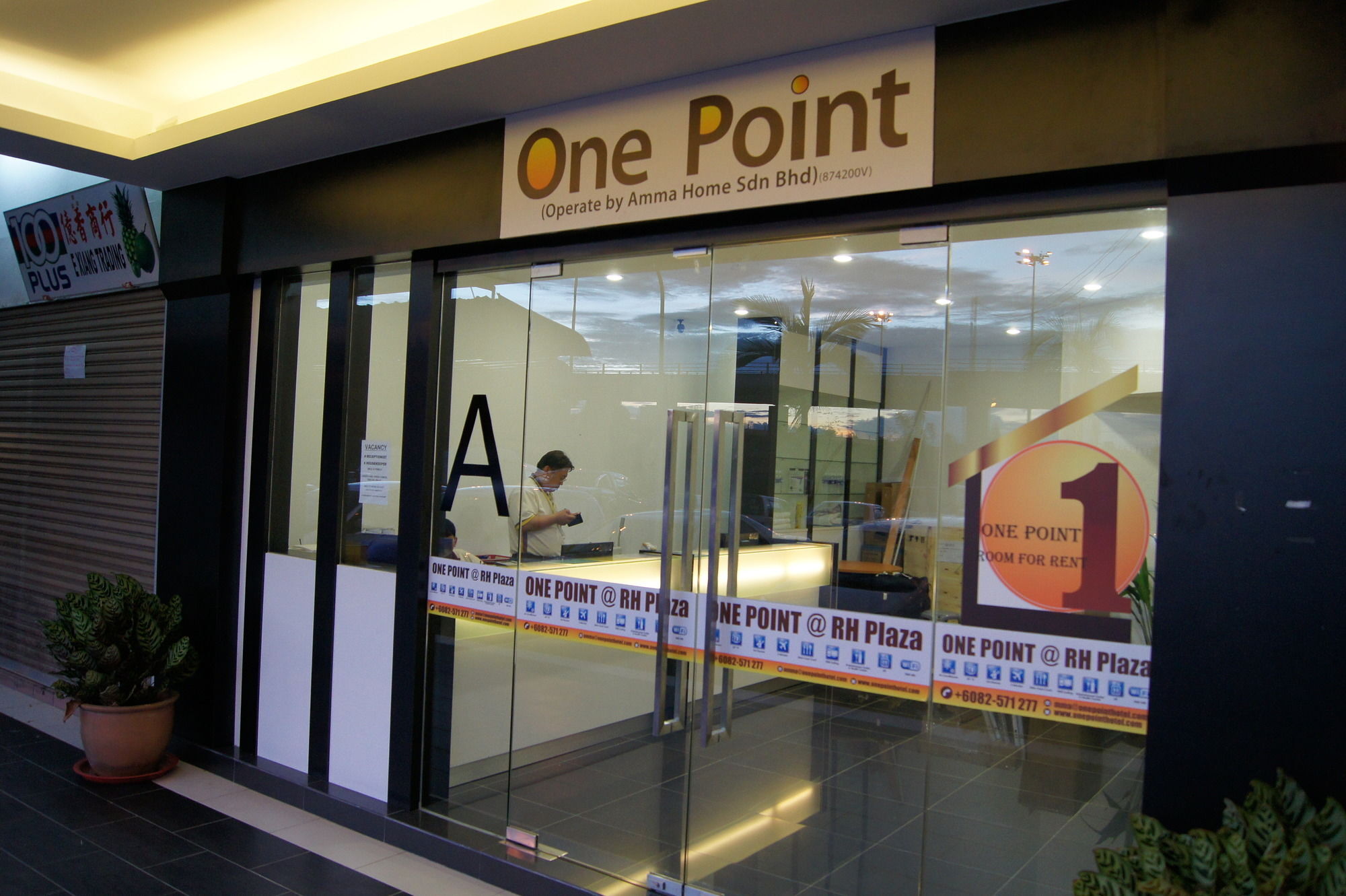 One Point Hotel Kuching Exterior photo